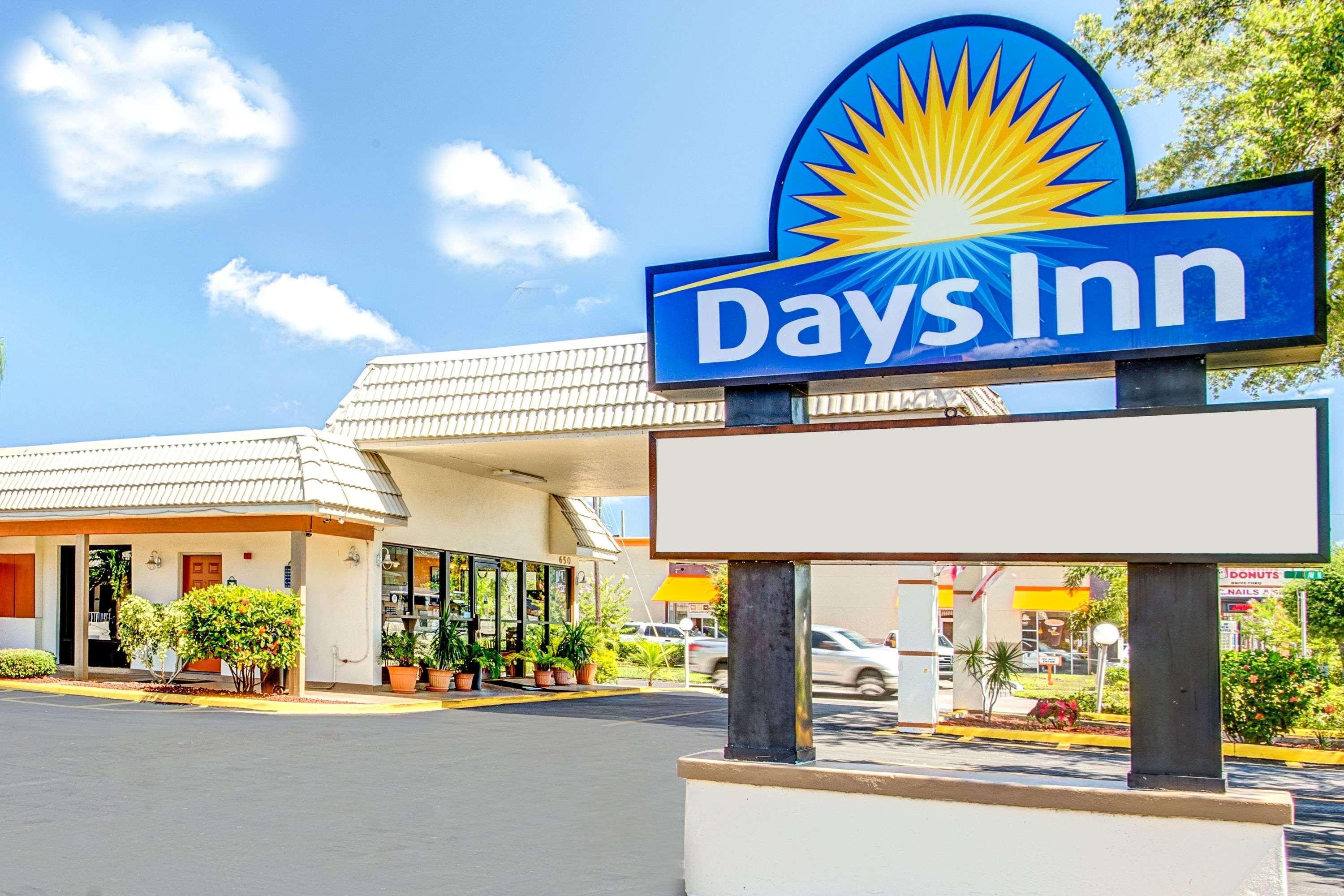 Days Inn By Wyndham St. Petersburg Central Exterior photo