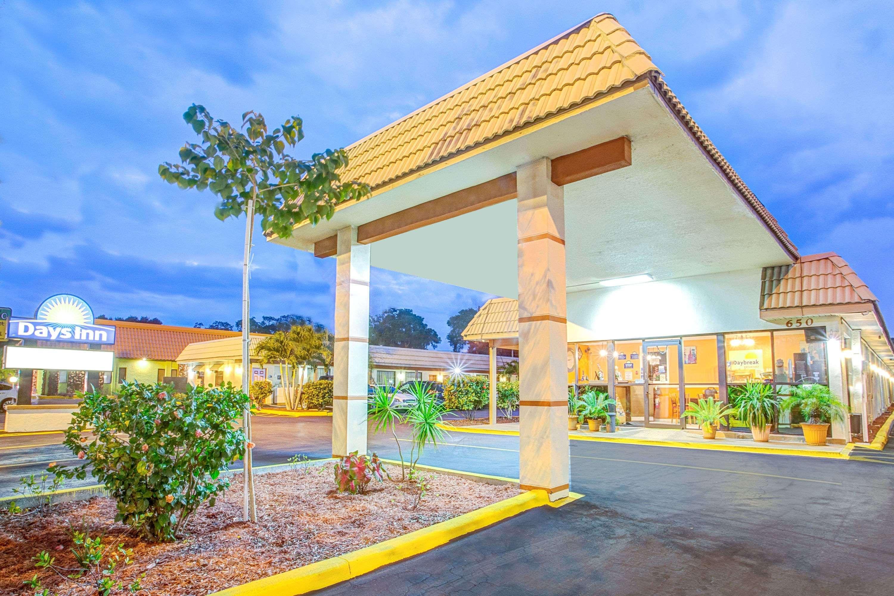 Days Inn By Wyndham St. Petersburg Central Exterior photo