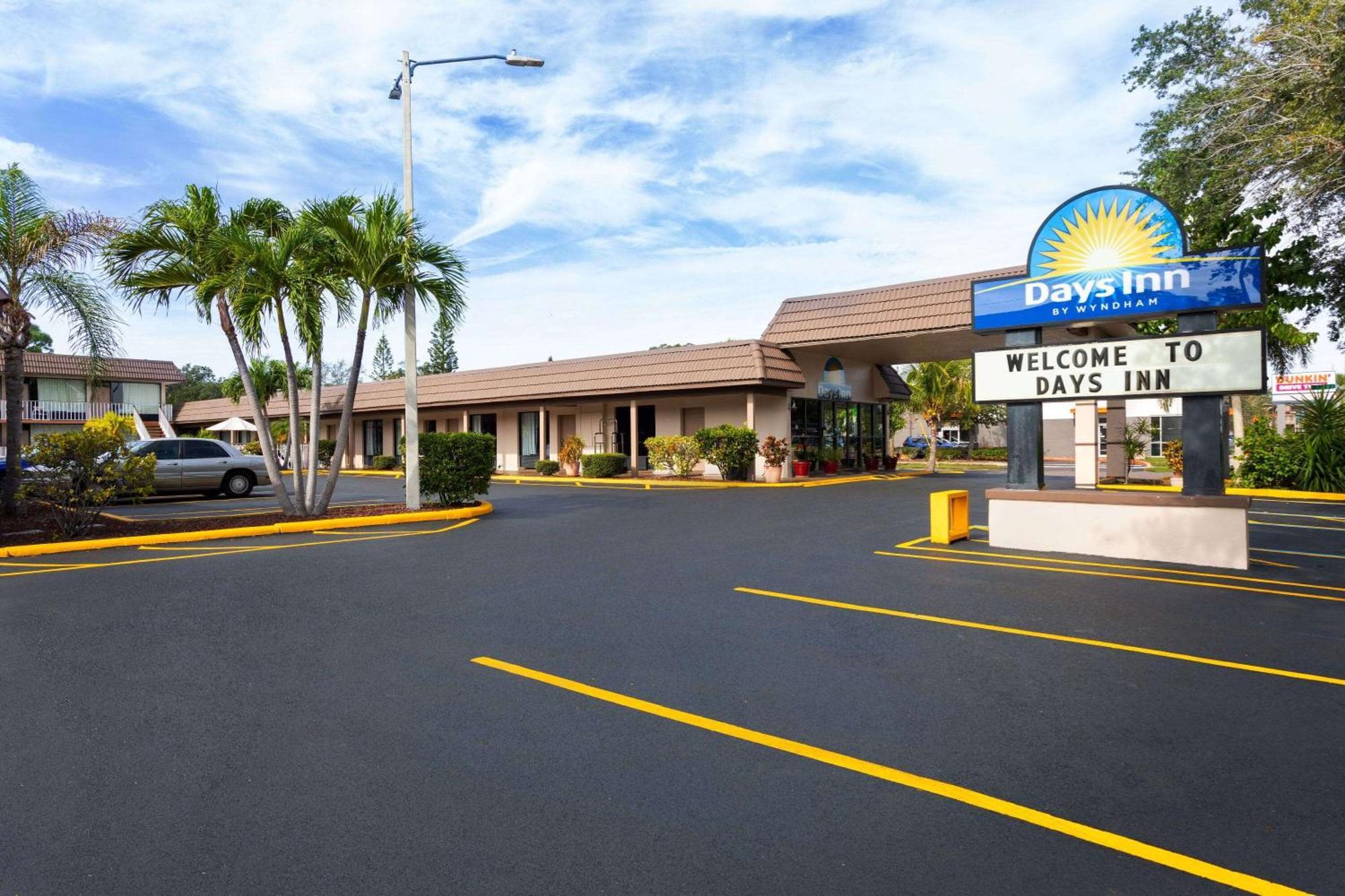 Days Inn By Wyndham St. Petersburg Central Exterior photo