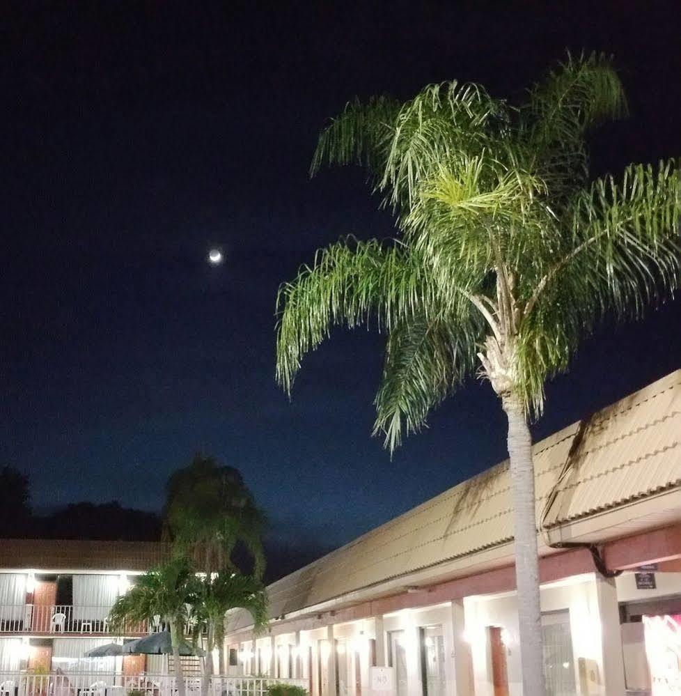 Days Inn By Wyndham St. Petersburg Central Exterior photo